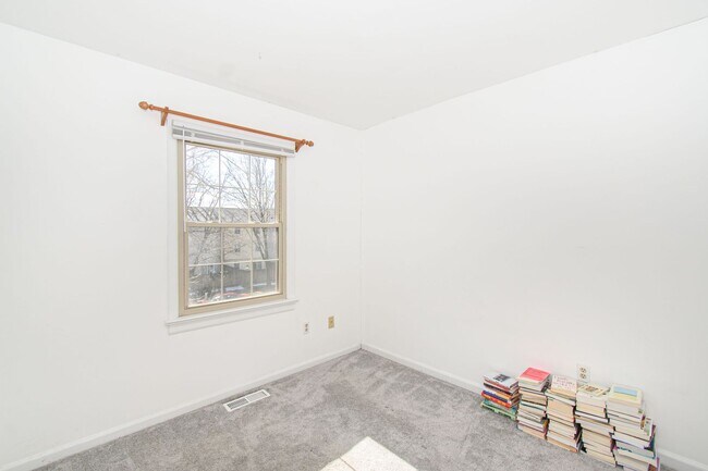 Building Photo - Charming 3 Bed 3.5 Bath Townhome