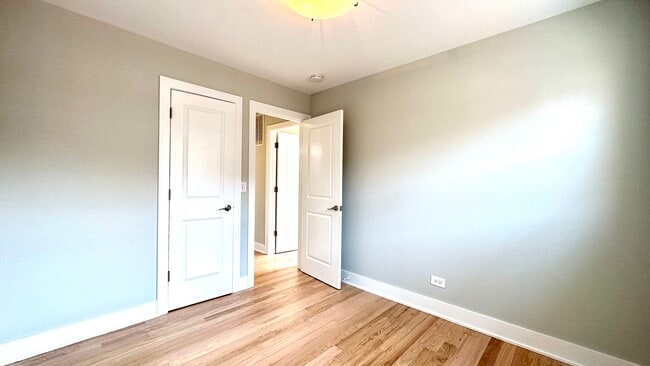 Building Photo - 4833 N Ozark Ave