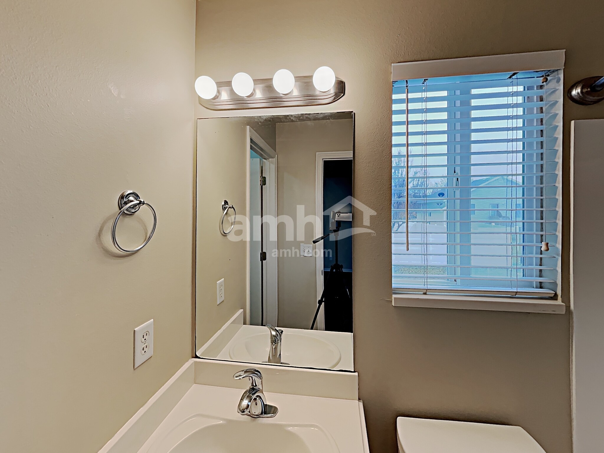 Building Photo - 2098 Blossom St