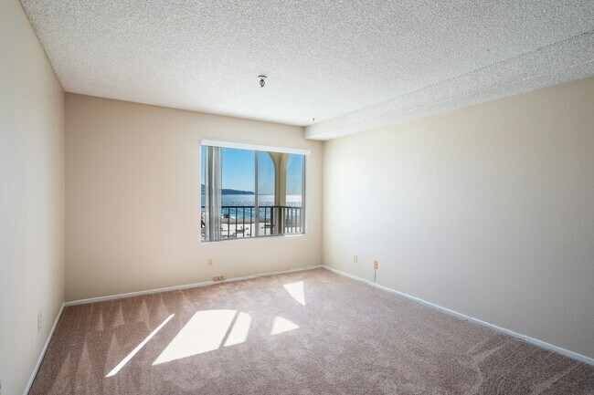 Building Photo - 565 Esplanade