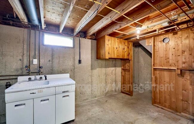 Building Photo - 2325 Golfway St