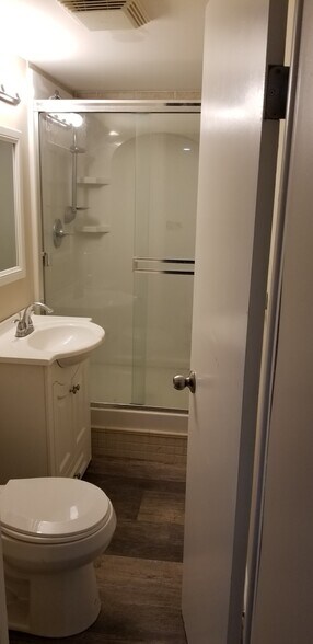 Building Photo - 202 Brookside Dr