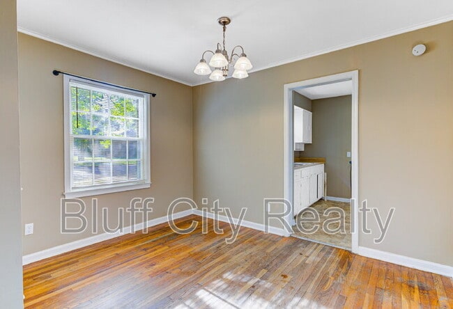 Building Photo - 1071 Robin Hood Ln