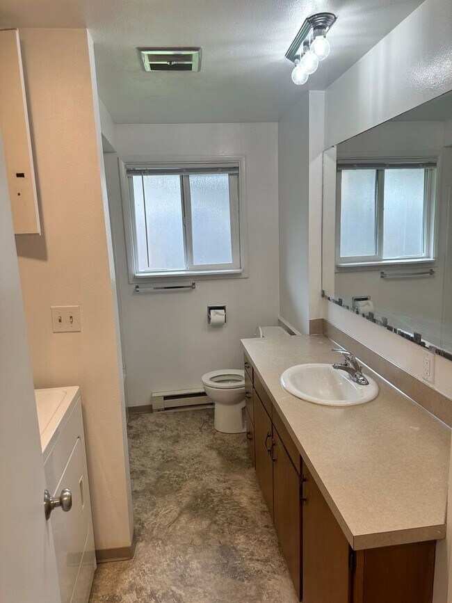 Building Photo - 2 Bedroom 1 Bathroom Home with a Backyard!