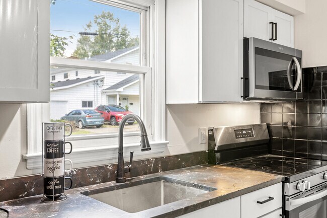 Building Photo - 104 Pleasantview St