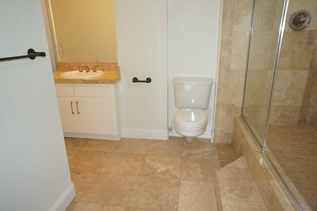Building Photo - Exquisite NW Portland 4 bedroom with panoramic views
