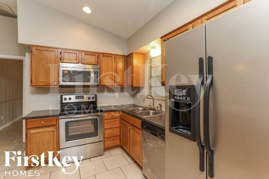 Building Photo - 2045 Houndslake Dr