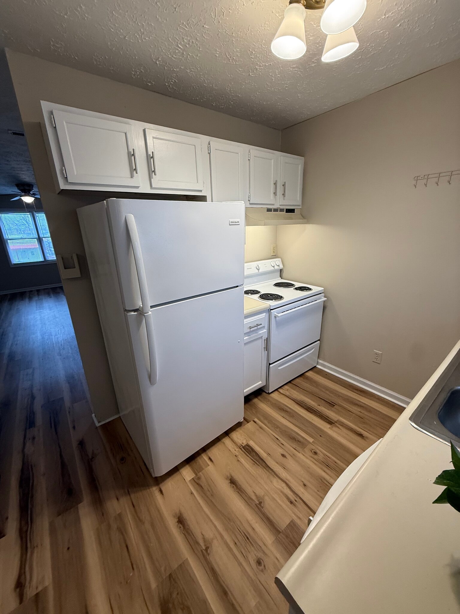 Building Photo - 719 Main St