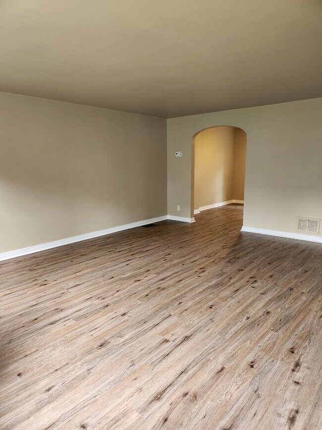 Building Photo - Recently Renovated 3 Bedroom in Harrisburg!