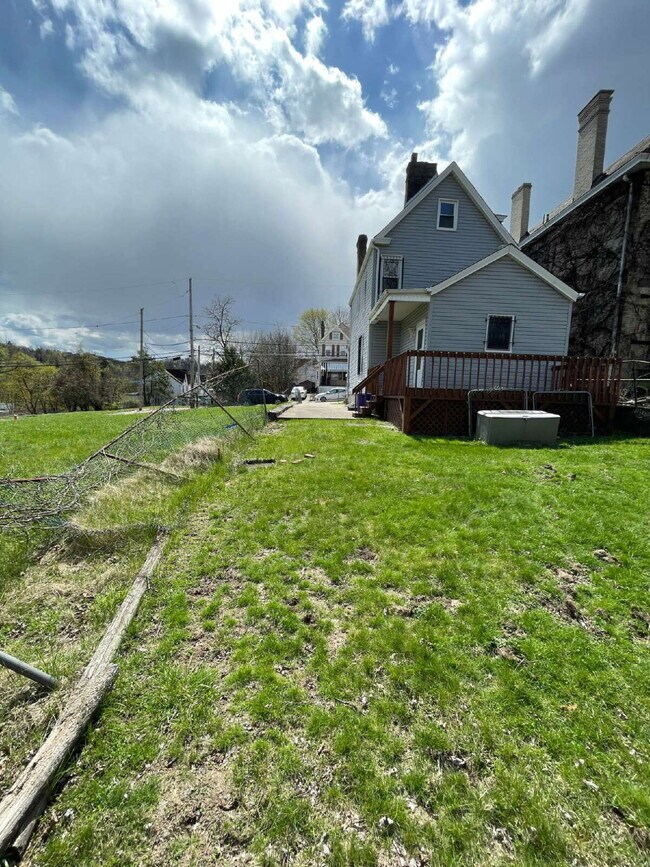 Building Photo - Cozy 3 Bedroom 1 Bath Home! - THIS PROPERTY HAS A PENDING APPLICATION. PLEASE CHECK WITH OUR OFFI...