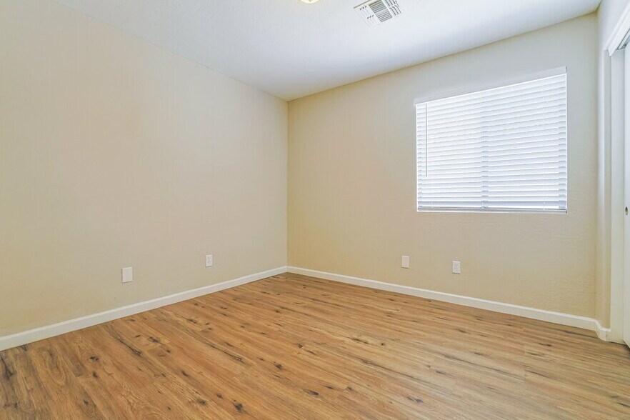 Building Photo - 10528 E Calypso Ave