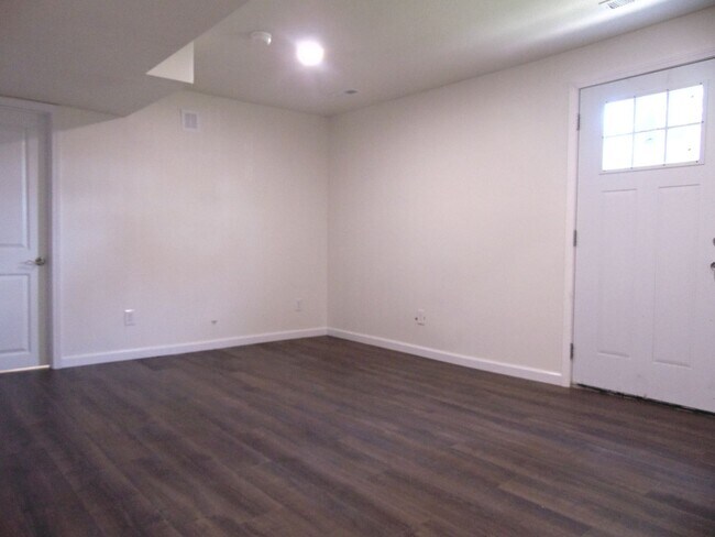 Building Photo - Newly Remodeled 4 Bed 2 Bath Duplex!