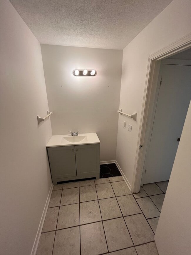 Building Photo - Townhome Located in NE Pensacola