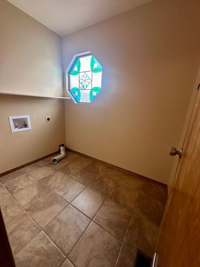 Building Photo - Spacious 4BD w/ A/C in Desirable Briargate...