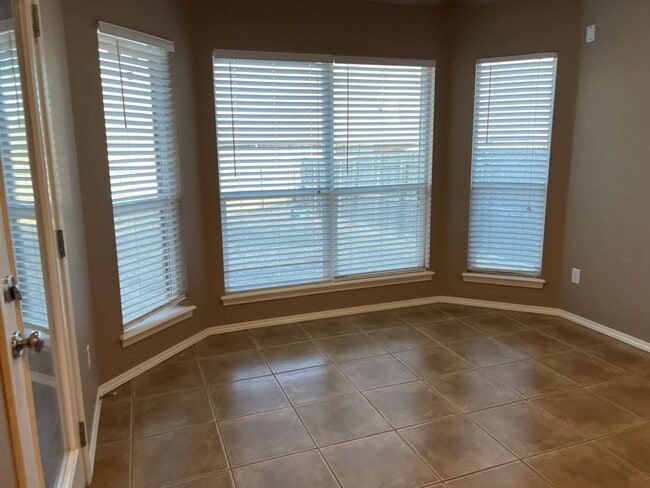 Building Photo - Welcome to this stunning 3-bedroom, 2-bathroom home located in the desirable Broken Arrow, OK.