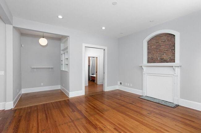 Building Photo - Gorgeous Historic 3 bed 2 bath at Golden B...