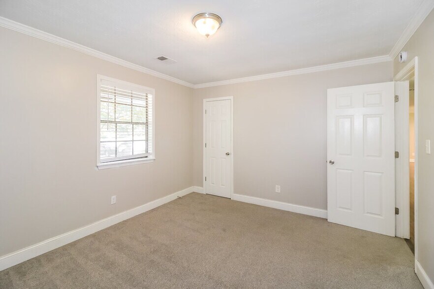 Building Photo - 9346 Woodknoll Way