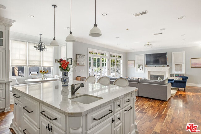 Building Photo - 765 N Almar Ave