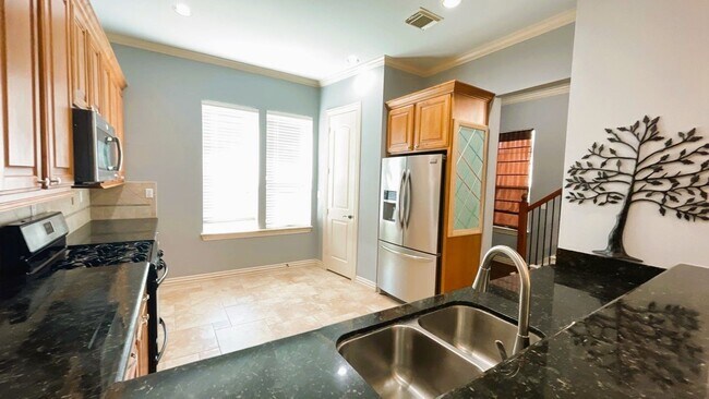 Building Photo - GORGEOUS Townhome in Inner Loop Gated Community **Ask about our NO CASH DEPOSIT option through OB...