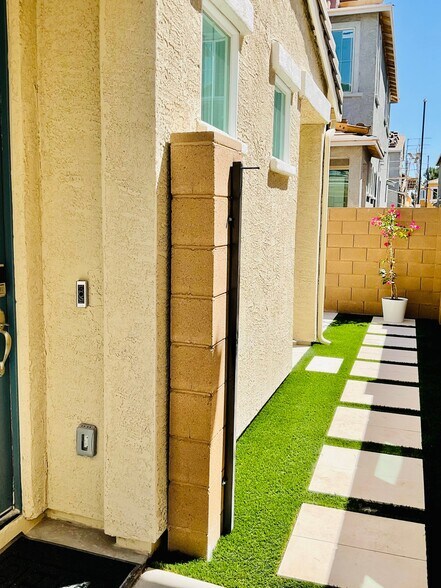 Building Photo - 2759 S Jackrabbit Dr