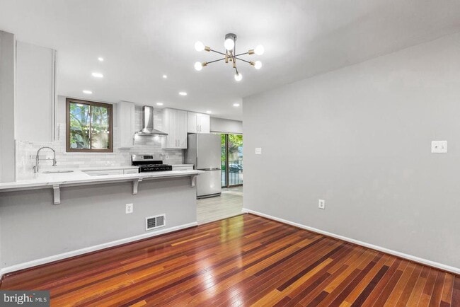 Building Photo - 4921 Sauquoit Ln