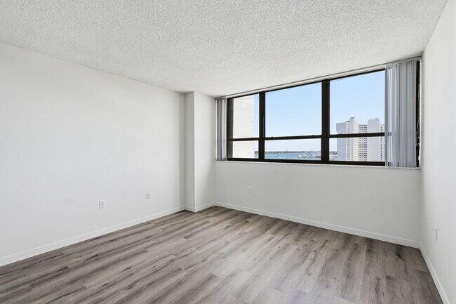 Building Photo - 5600 N Flagler Dr