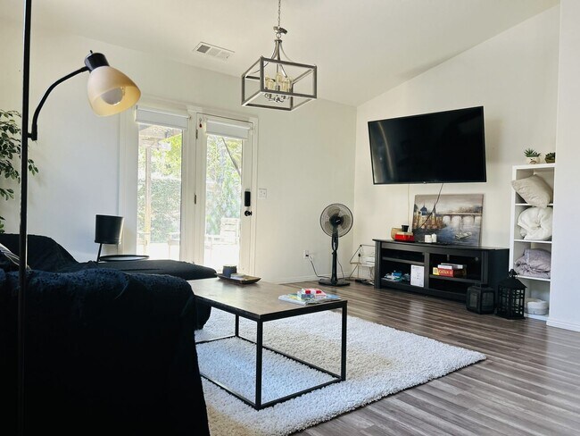 Building Photo - 3 bedrooms, 2 full bathrooms single-story home located in the heart of Visalia, CA.