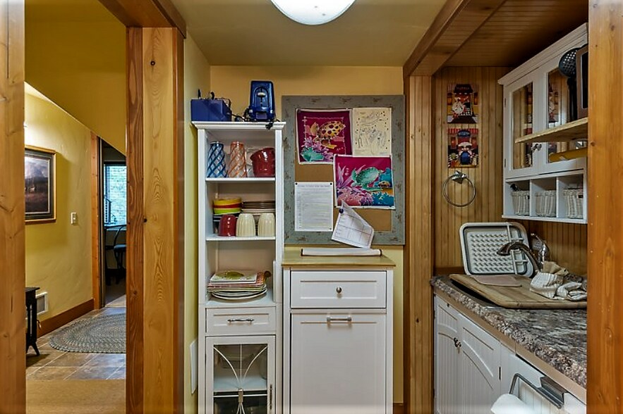 Kitchenette with toaster oven and many cooking devices - 3000 Big Mountain Rd