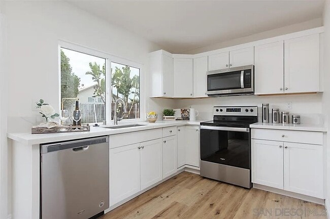 Building Photo - Welcome to your future home! Beautiful 3-bedroom, 2-bathroom house - Don't Miss out