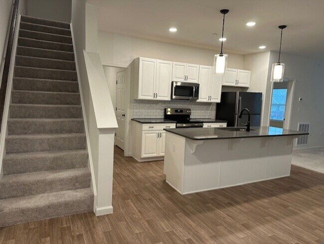 Building Photo - 7884 Oakbrook Dr