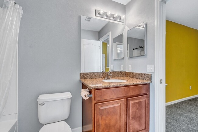 Building Photo - ***TWO WEEKS FREE*** Stylish 3BR Townhome with Garage & Walk-In Closet