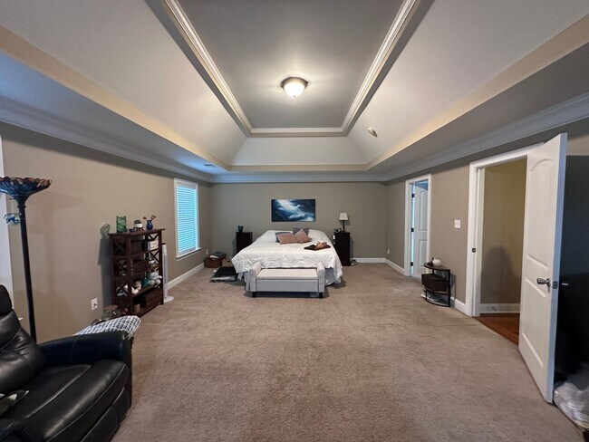 Building Photo - Welcome to this spacious 6 bedroom, 4 bath...