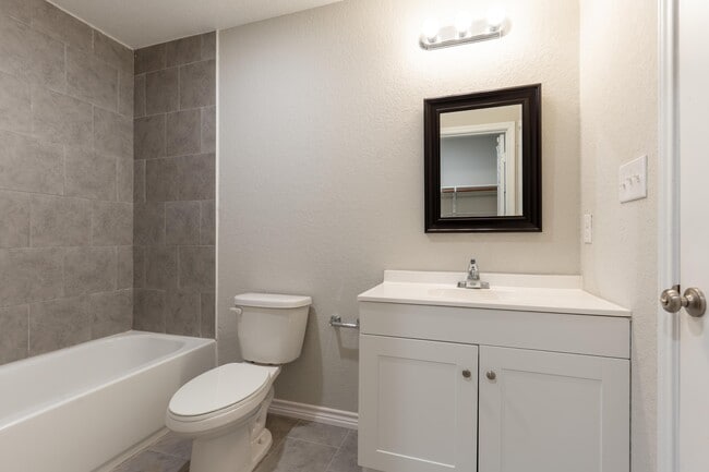 Building Photo - 6934 Crestway Dr