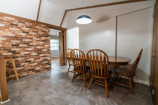 Building Photo - 2103 Evergreen Dr