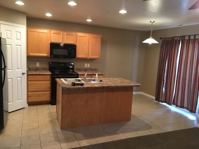 Building Photo - Desired Hidden Valley Town Home!