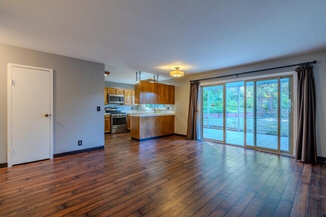 Building Photo - 985 Big Bend Dr