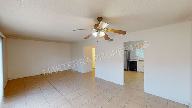Building Photo - Large 3 Bedroom Townhome!