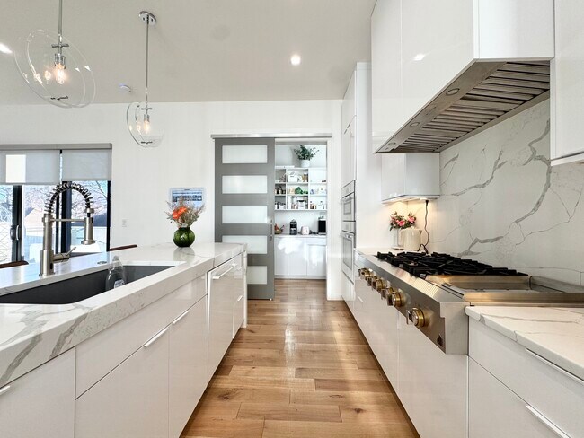 Building Photo - 4732 Mercier St