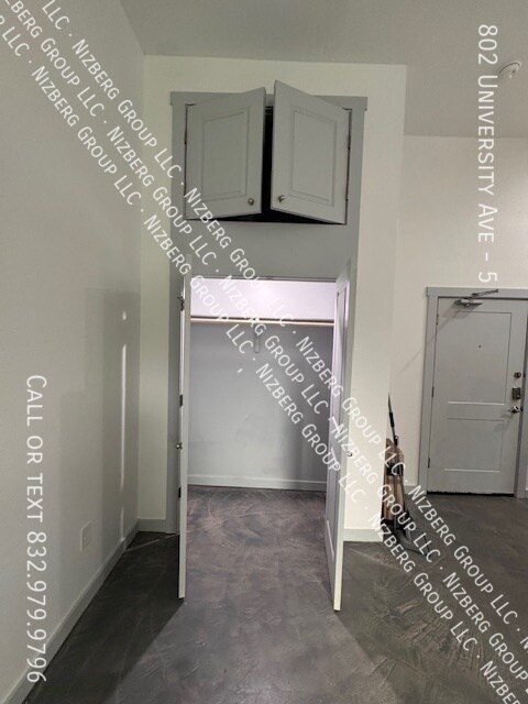 Building Photo - 802 University Ave