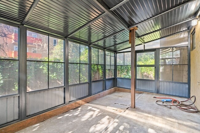 Building Photo - Secluded Rockridge 2BD | Parking Included | Near BART, Shops & Dining