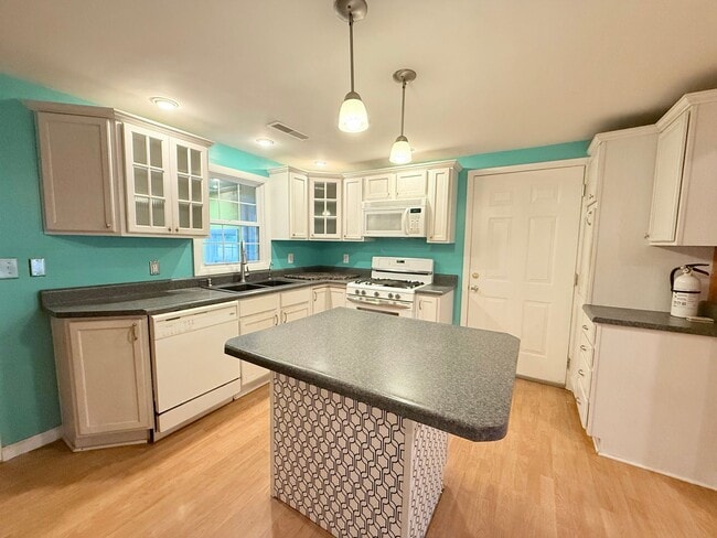 Building Photo - Beautiful 3 bed 2 bath home in Bloomington!