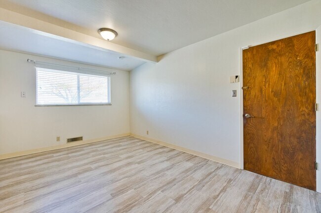 Building Photo - Hardwood Floors- Top Moreland SCH- SM Dogs Welcome- Close to Apple