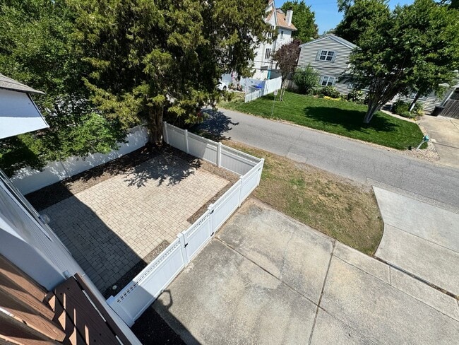 Building Photo - A Chesapeake Bay Townhome w/Garage, Available NOW! 2 Downstairs Bedrooms - Pet Friendly - 2 Balco...