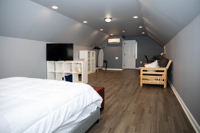 Building Photo - Unit B