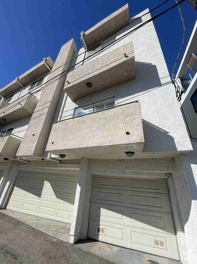 Building Photo - COMPLETELY UPDATED SHERMAN OAKS TOWNHOME!