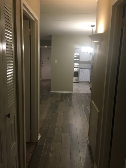 Hallway - 57003 Delaire Landing Rd