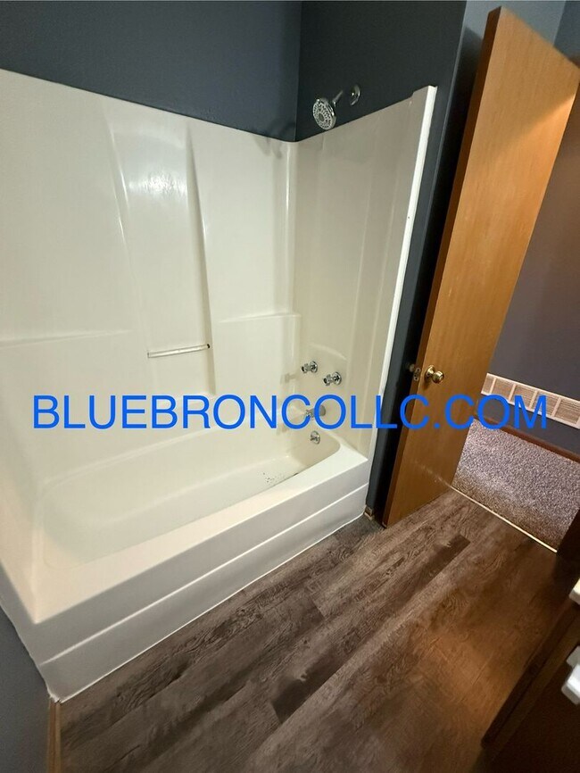 Building Photo - Updated 2-Bedroom Apartment in Raytowm
