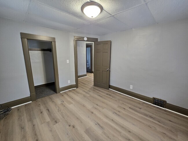 Building Photo - 419 Bratnober St