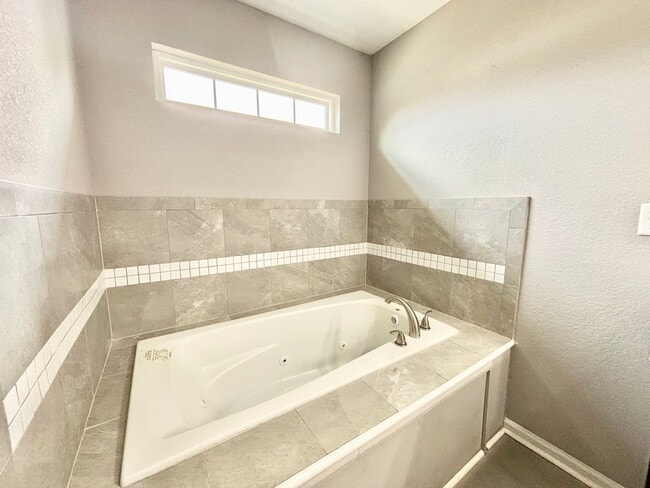 Building Photo - Gorgeous Open Concept 4 Bedroom Home in Portsmouth!