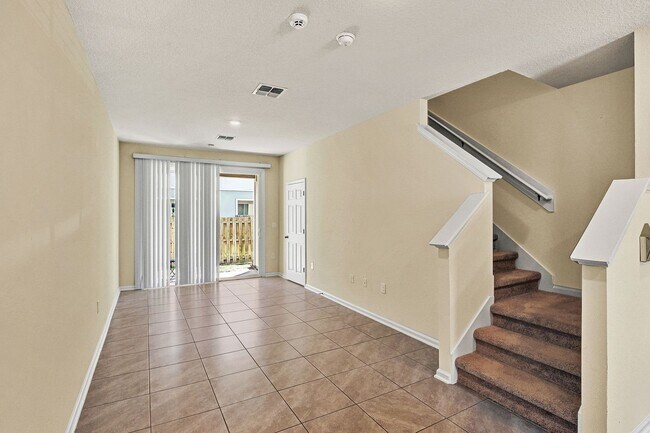 Building Photo - 2 bedroom/ 2.5 bathroom townhome in St Augustine!
